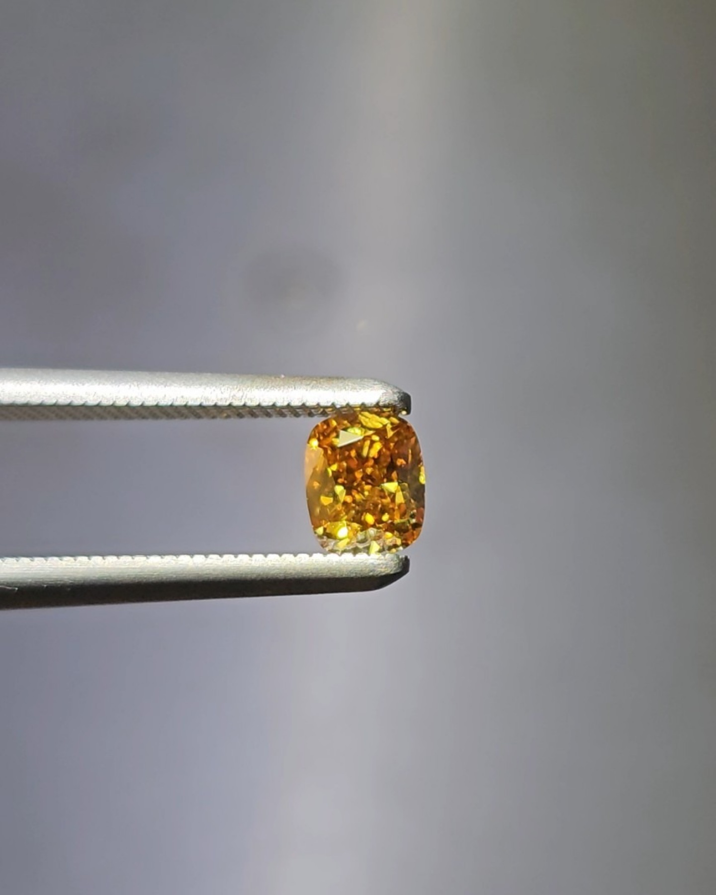 天然彩色鑽石（Fancy Deep Brownish Yellowish Orange）正面實拍