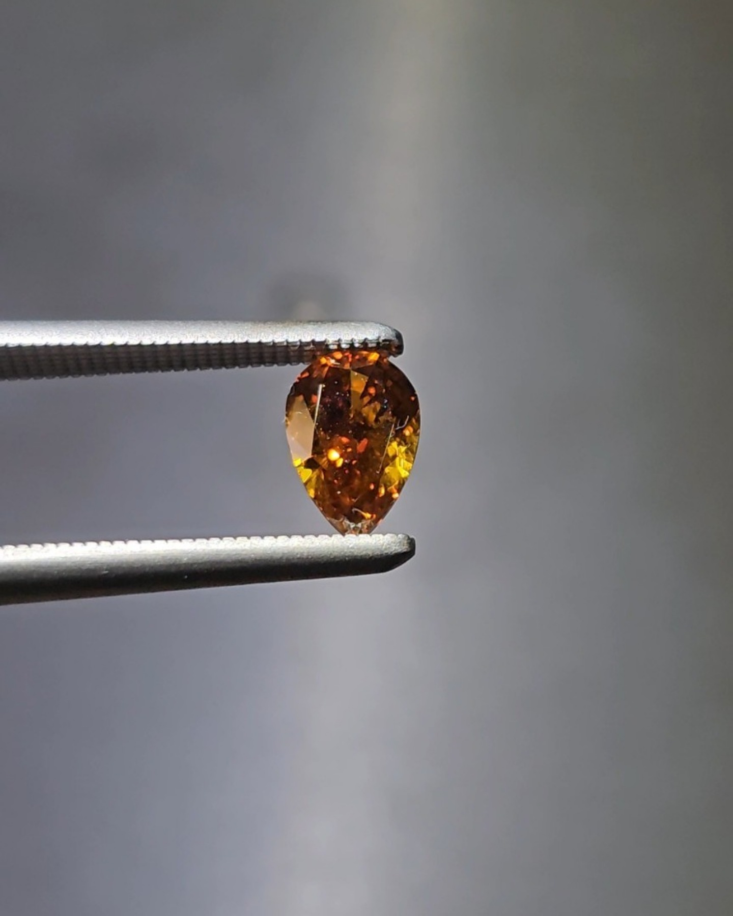 天然彩色鑽石（Fancy Deep Orange-Brown）正面實拍