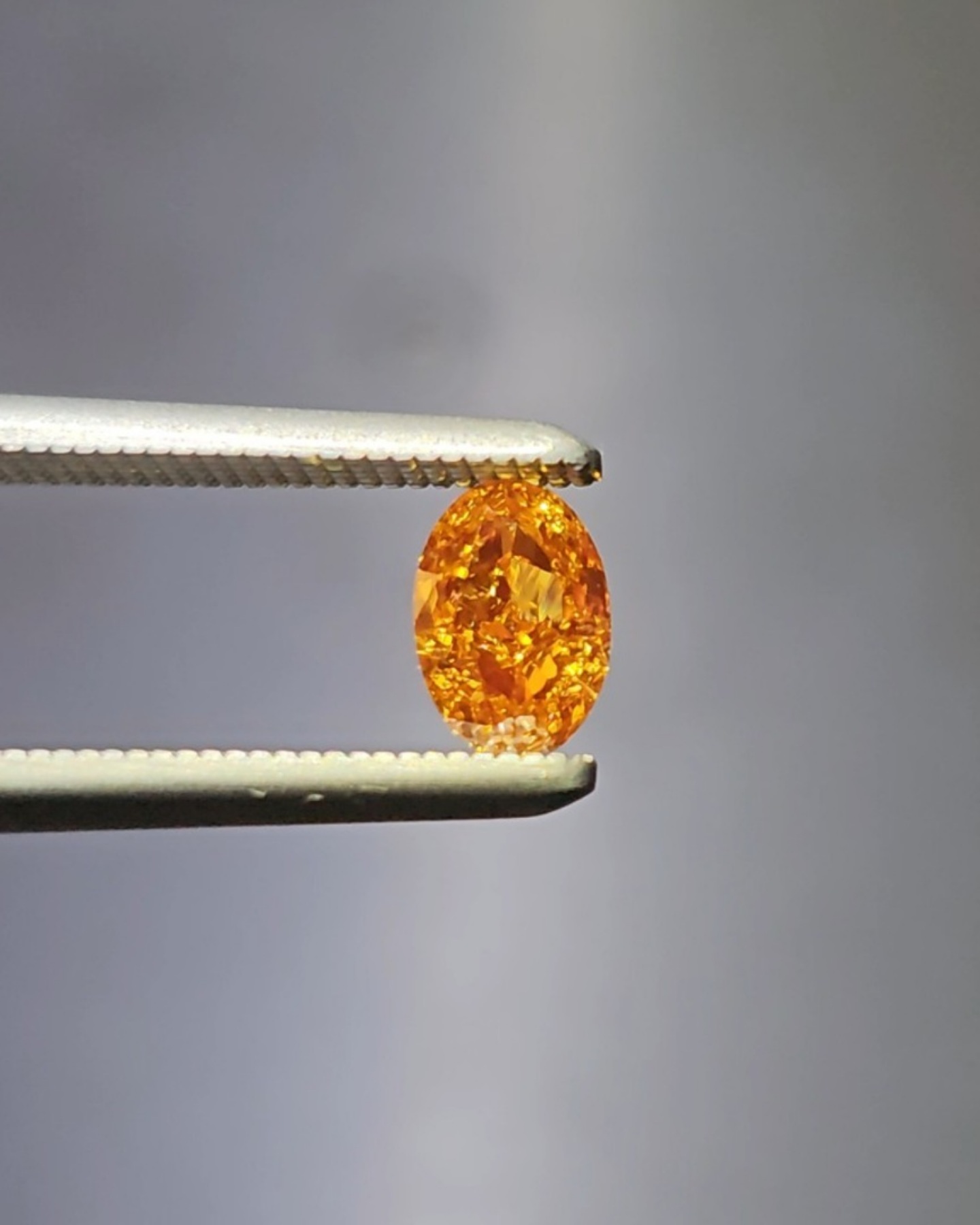 天然彩色鑽石（Fancy Vivid Yellow-Orange）正面實拍