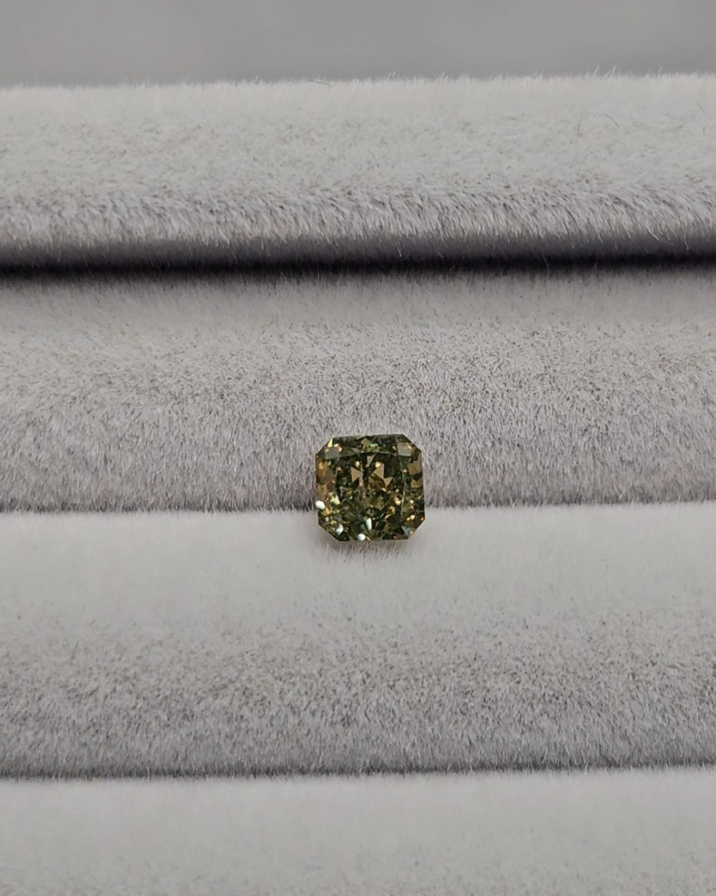 天然彩色鑽石 0.32 克拉（Fancy Deep Grayish Greenish Yellow*）正面實拍