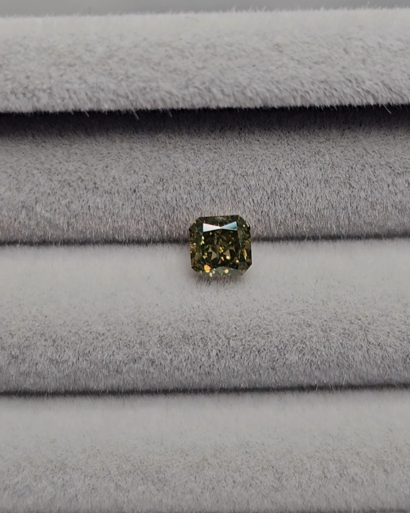 天然彩色鑽石 0.32 克拉（Fancy Deep Grayish Greenish Yellow*）實拍 2