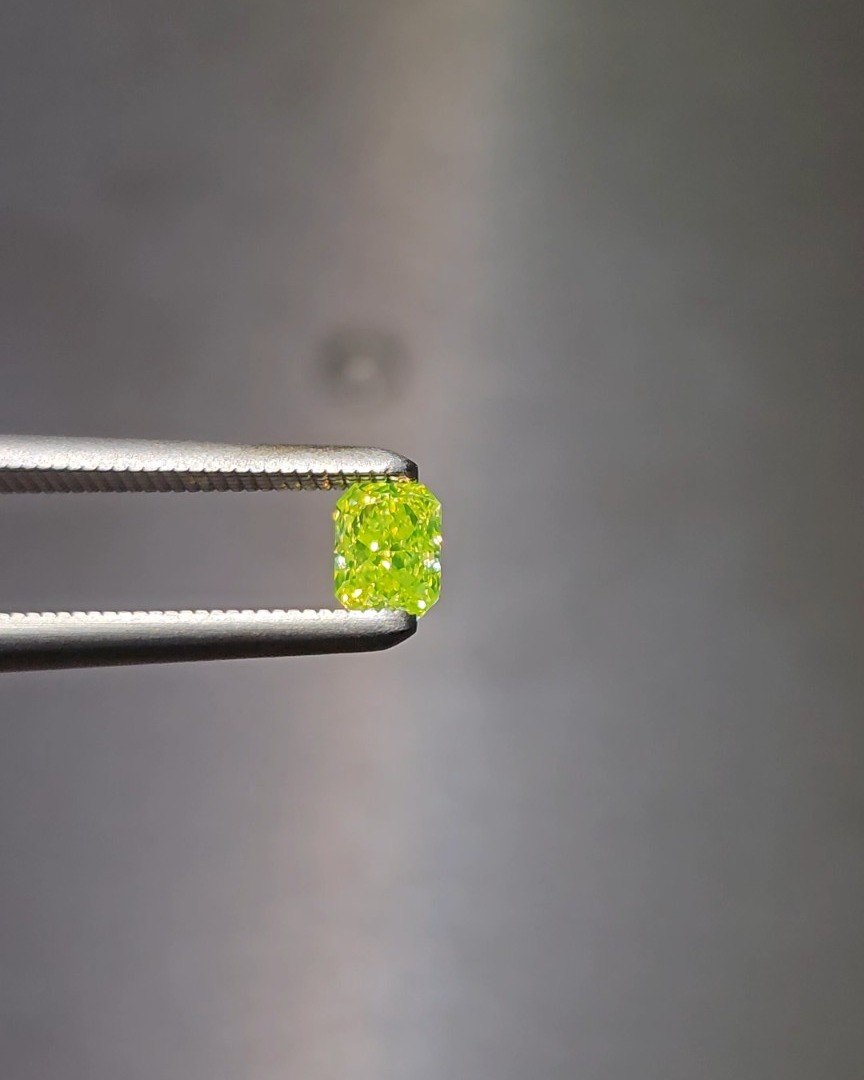 天然 Fancy Vivid Green-Yellow 綠黃彩鑽（極強綠色螢光）正面實拍